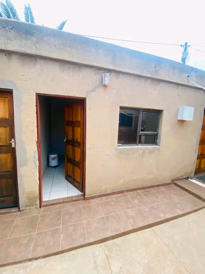 Room and garage available for rental.
phase   in Braamfischer