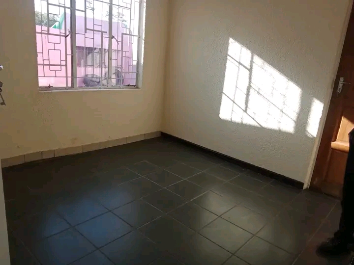 House to let next to troyeville primary schoo  in Troyeville