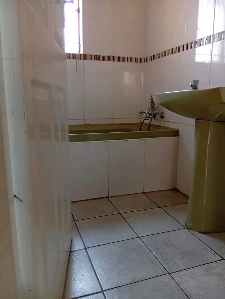 3 bedrooms house with a fitted kitchenette, f  in Tembisa