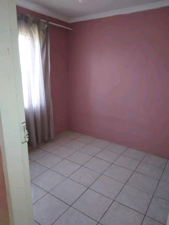 A 3 bedrooms house available right now for re  in Senaoane