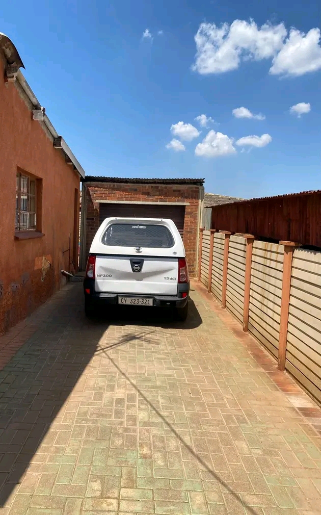 House available again 
zone 13 
r3400
thre  in Sebokeng
