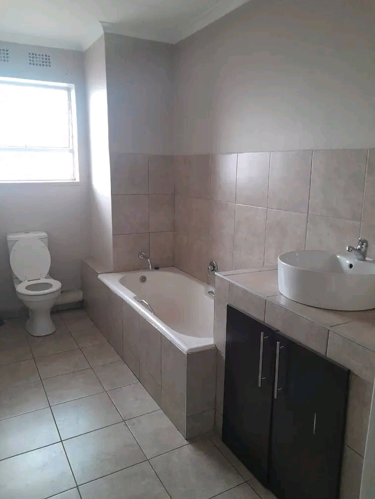 Room available move in 1st of march 
monthly  in Sandton