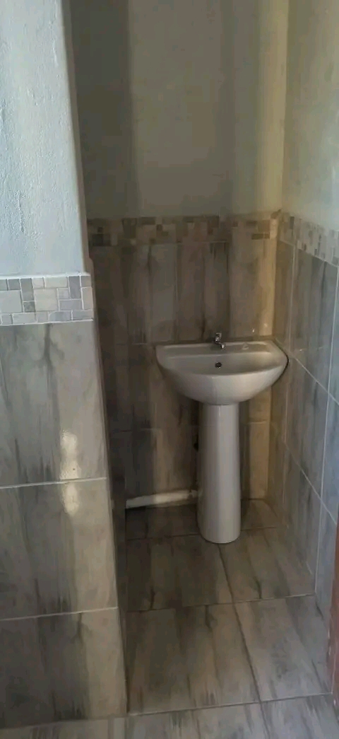 Cottage
rent r4000
deposit same 

  spaci  in Dawn Park