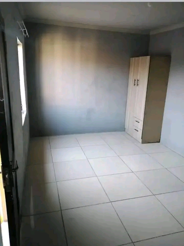 Room available ext3 r2700
next to jakalcrek   in Cosmo City