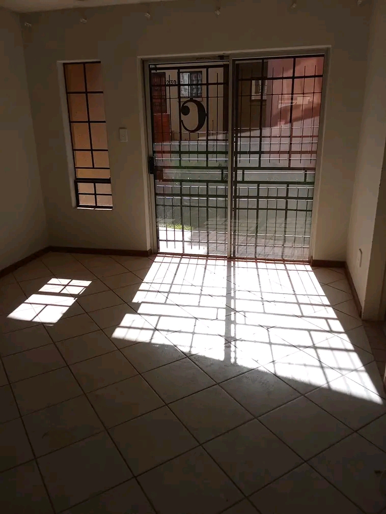 Newly renovated 2 bedroom in crescendo r7500   in Midrand