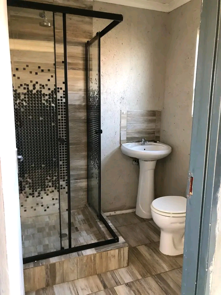En-suite bachelor room to rent at extension 4  in Protea Glen