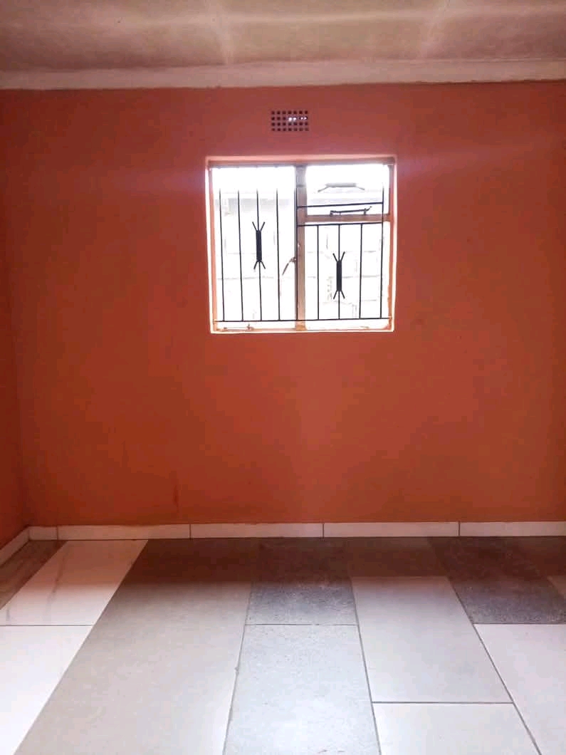 Medium room available rent r1200* water and e  in Dube