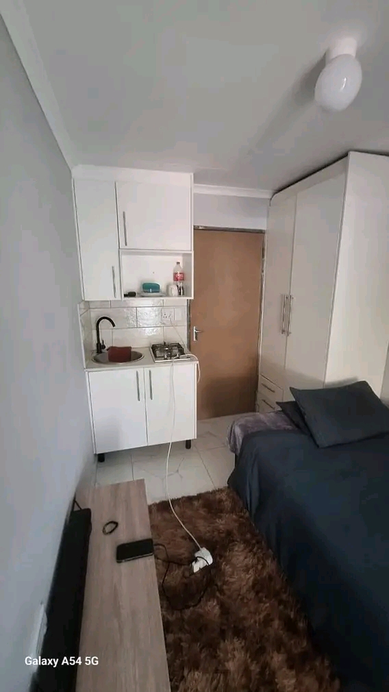 This well-designed bachelor unit at oscar is   in Birchleigh North