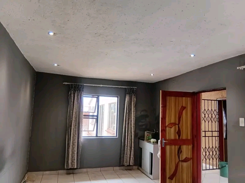 Garage size room available, r2000 rent, depos  in Protea Glen