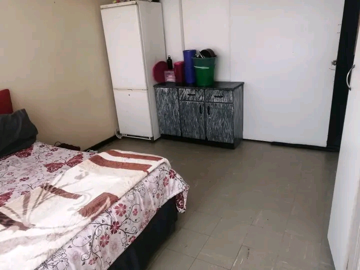 A clean medium sized room available for renta  in Sunnyside