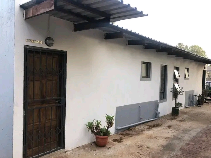 1 separate bedroom cottage with open plan kit  in Kempton Park