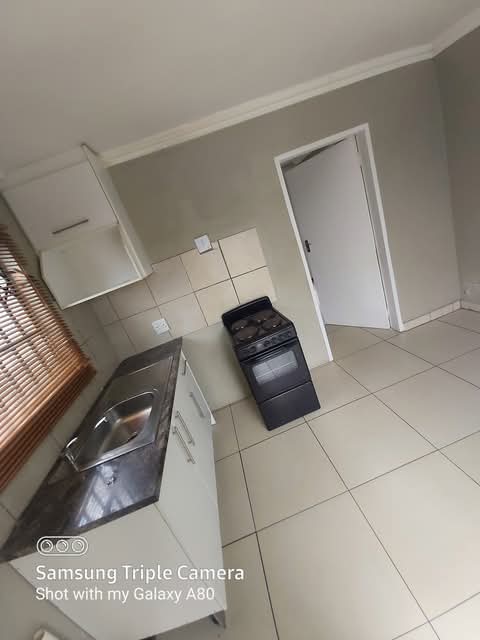 1 bedroom cottage up for rental 
rental r450  in Blue Hills