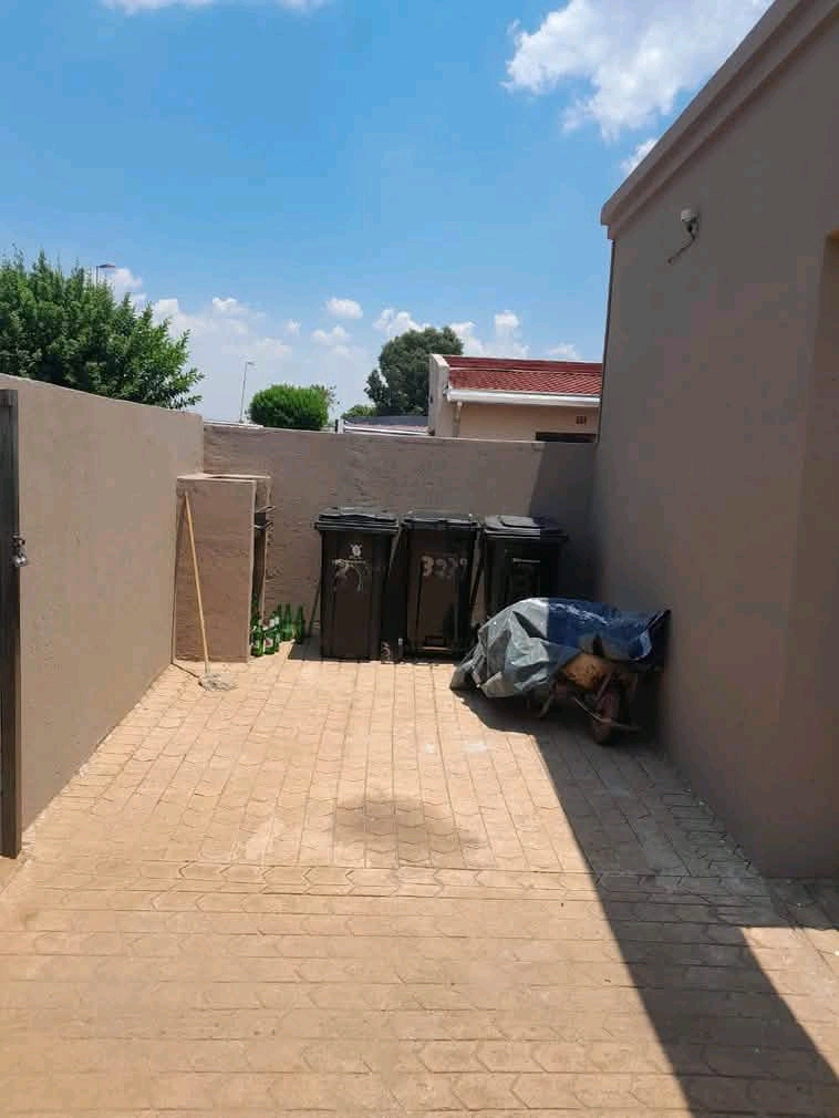 Bachelor room for rent in ext 8
location:  e  in Vosloorus