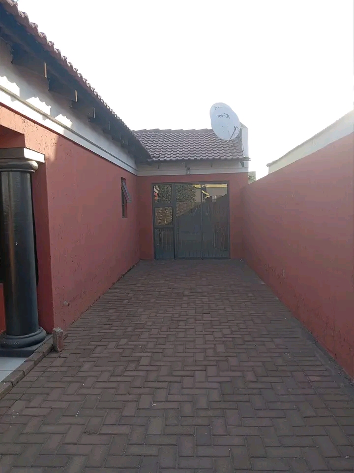 Rooms available ext 2, for r1500 and r1800 wa  in Protea Glen
