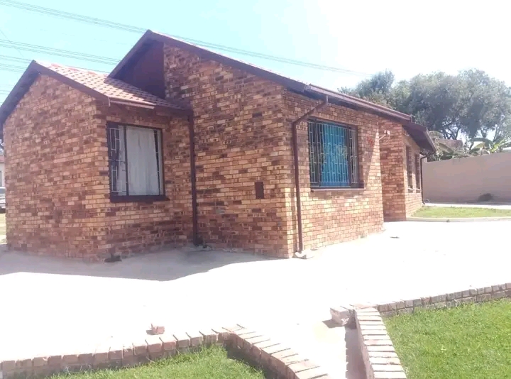 A spacious 3 bedroom 2 bath house in ext 4 �  in Norkem Park