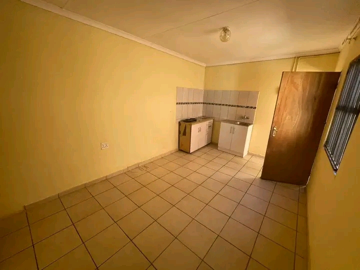 Spacious bachelor consisting of a fitted kitc  in Birch Acres
