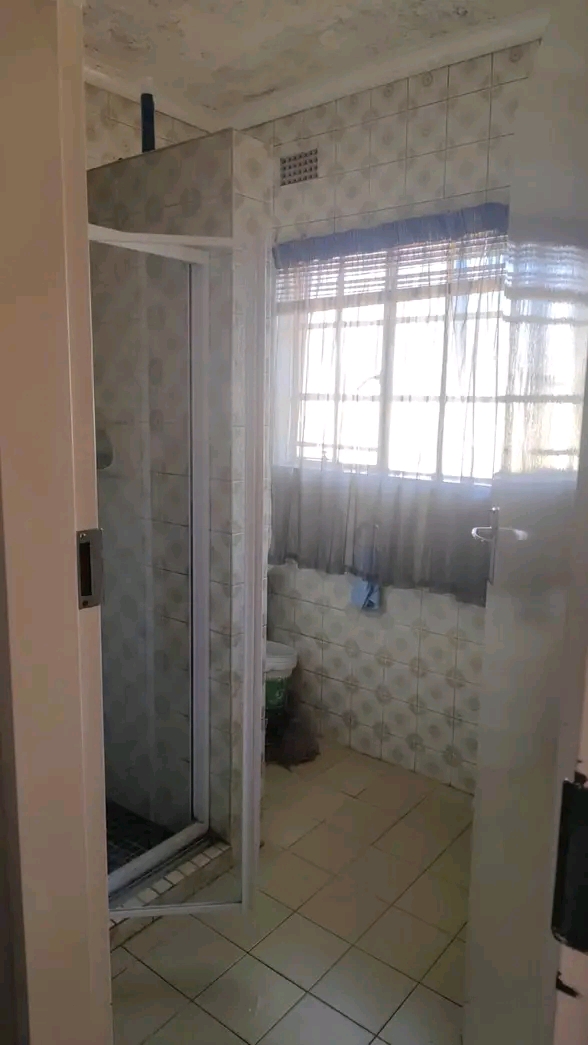 1 bed room 
toilet 🚽
kitchen
electricit  in Fleurhof