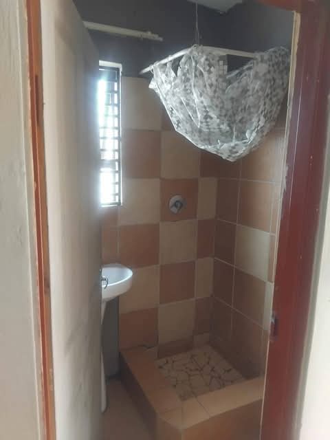 Batchelor available soweto 
own shower 
toi  in Greenvillage