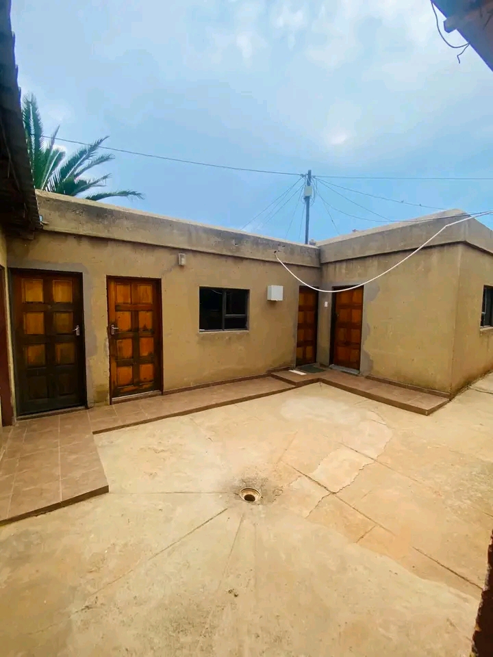 Room and garage available for rental.
phase   in Braamfischer