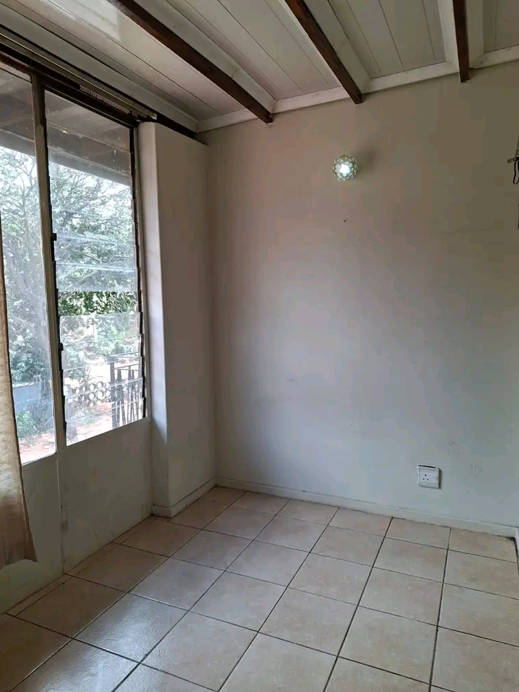 Jhb cbd 
vale court 
2nd floor newly renova  in Betrams
