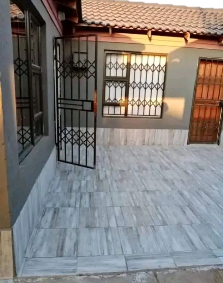 Beautiful room available in 4th avenue selbor  in Alexandra