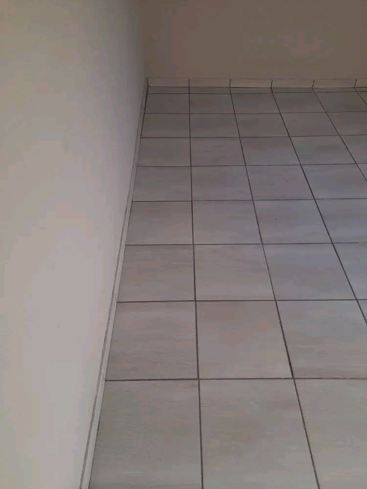 2 separetd  rooms  with tiles   rent  1 is r1  in Tembisa