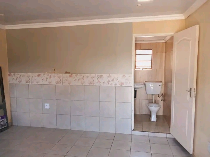 Room to rent .
available from 01 august 
ho  in Vosloorus