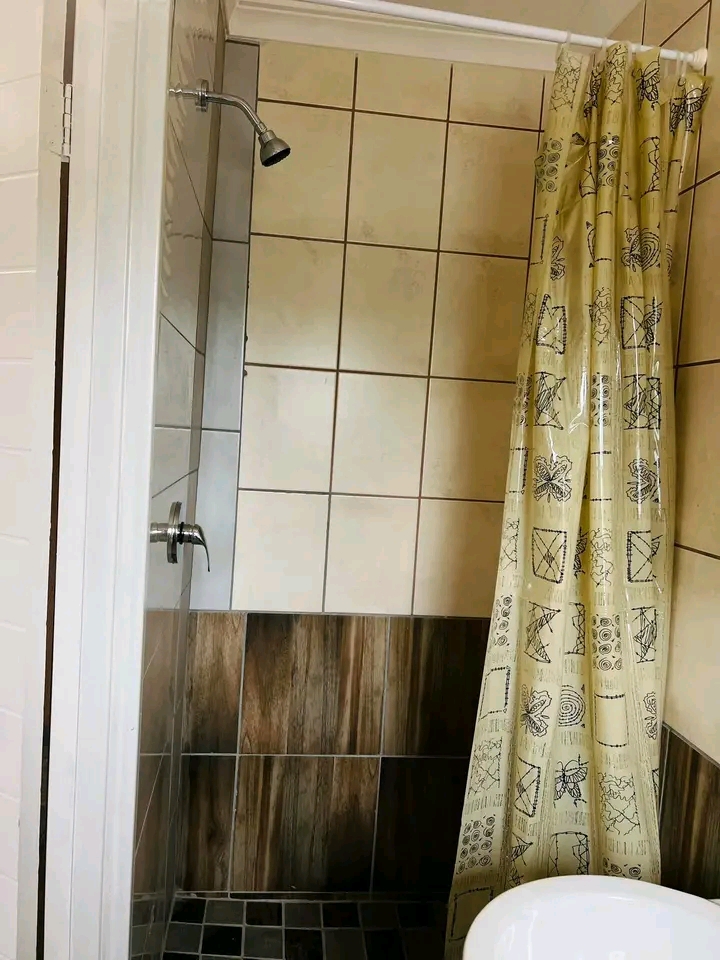 1 bedroom bachelor comes with a fitted kitche  in Birchleigh North