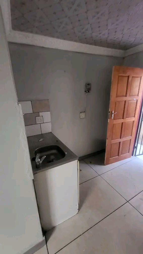 Cottage with own toilet and shower available   in Cosmo City