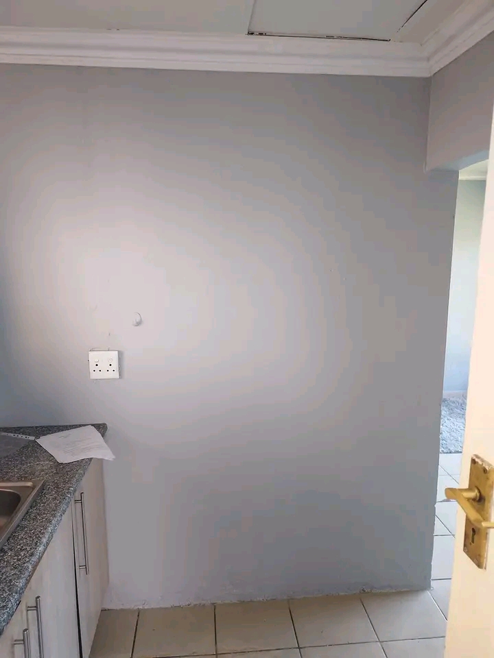 One bedroom(bachelor)r2850 rent ,deposit r150  in Rhodesfield