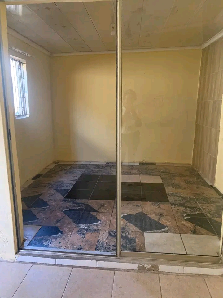 2 room available
khumalo velly near sontonga  in Katlehong