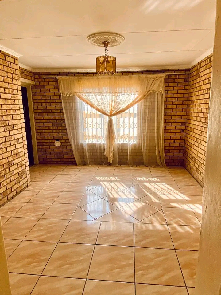 House to rent in eastfield
asked price : r50  in Vosloorus