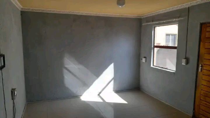 Garage size room available for rental r1600 e  in Protea Glen