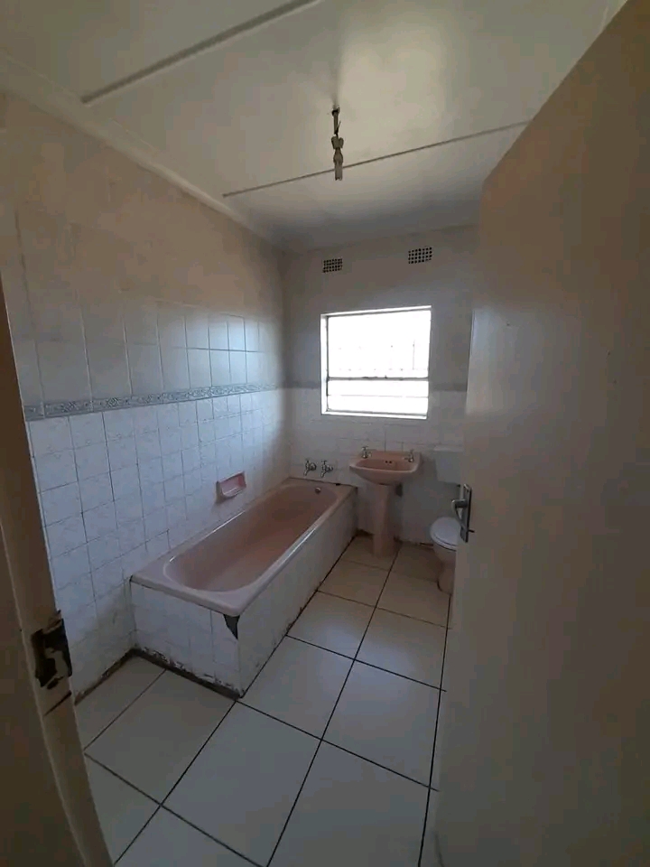 House to rent 
rent r7000(excl water)
depos  in Leondale