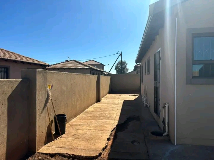Neat & clean 3 bedroom house available 
area  in Vosloorus