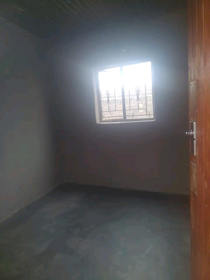 2 rooms available at emoyine 5 minutes walk t  in Tembisa