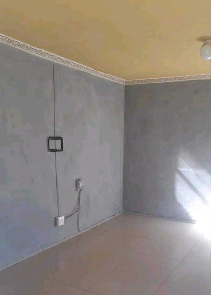 Garage size room available for rental r1600 e  in Protea Glen