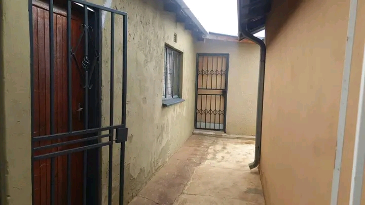 The are 2 single rooms available in mailula e  in Vosloorus