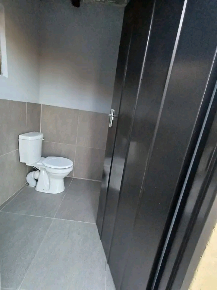 Germiston near swimming pool
big 1 room avai  in Delville