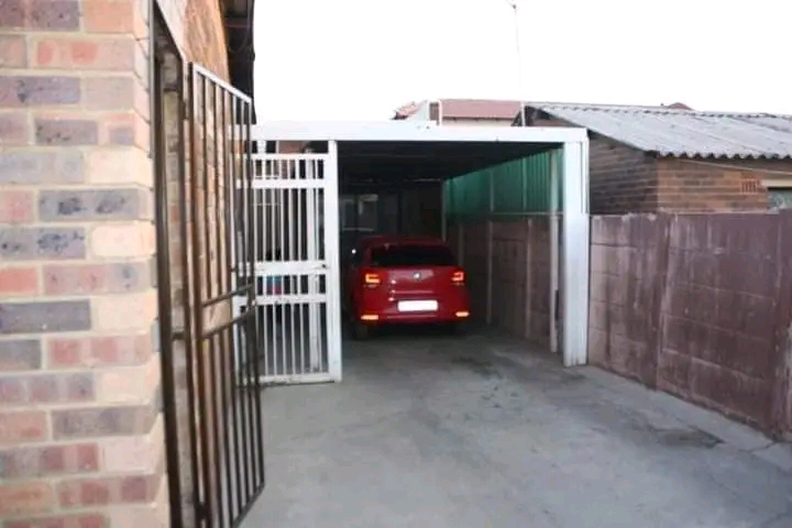 Cottage to rent in  zone 5

1bedroom 
show  in Pimville