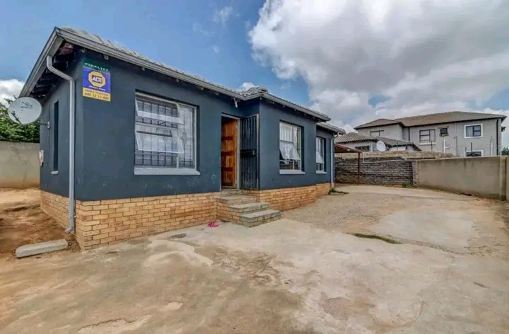 2 bedroom house to rent in the ext 7. comes w  in Cosmo City