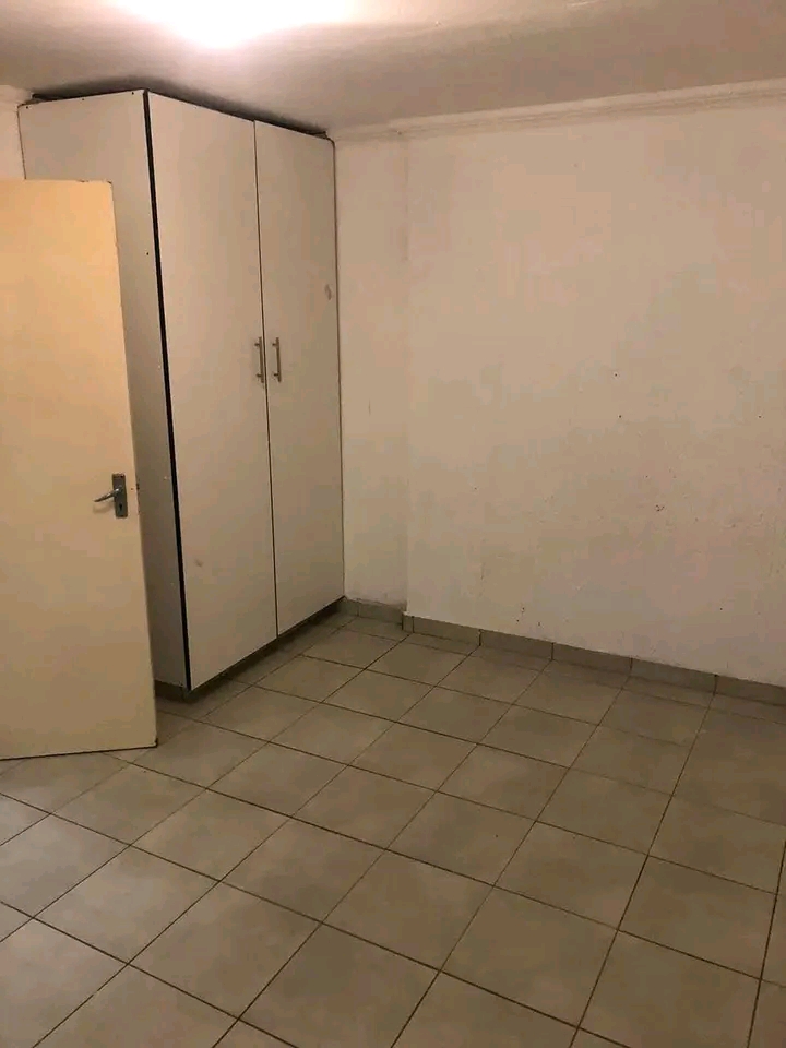 1 separate bedroom cottage with open plan kit  in Kempton Park