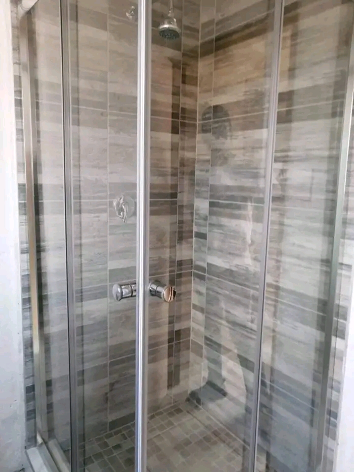 Medium sized room available with shared bathr  in White City Jabavu
