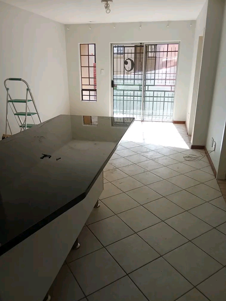 Newly renovated 2 bedroom in crescendo r7500   in Midrand
