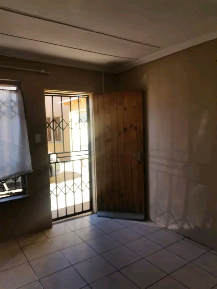 2 rooms for rental @ r1000.00 and r1500.00 p/  in Greenvillage