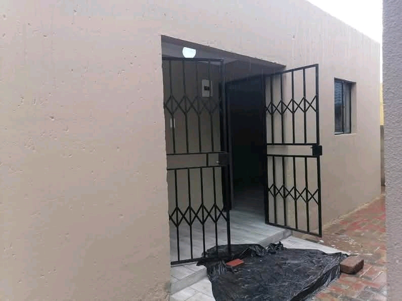 Room available immediately for rental with sh  in Naturena