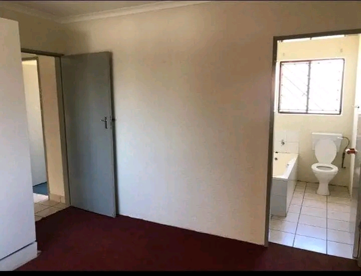 3bedrooms 2bathrooms
6500 rent 
r6500 depos  in Birch Acres