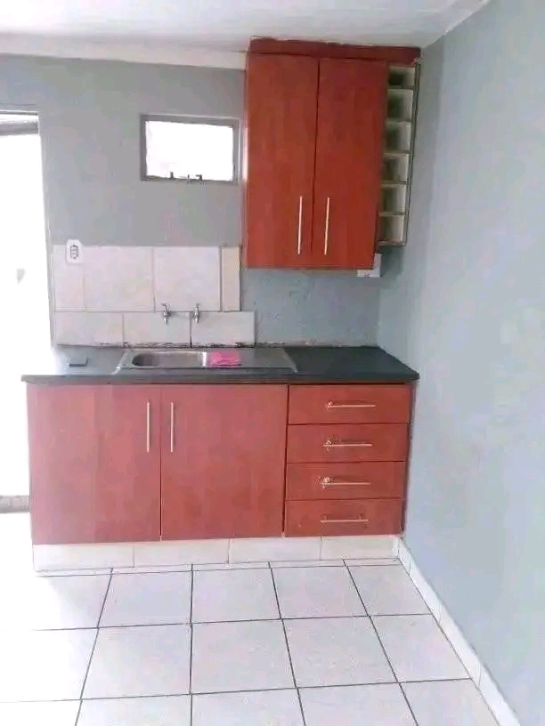 2 bedroom cottage available
parking availabl  in Ebony Park