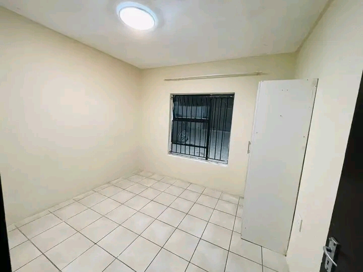 1 spacious bedroom cottage with a fitted wald  in Norkem Park