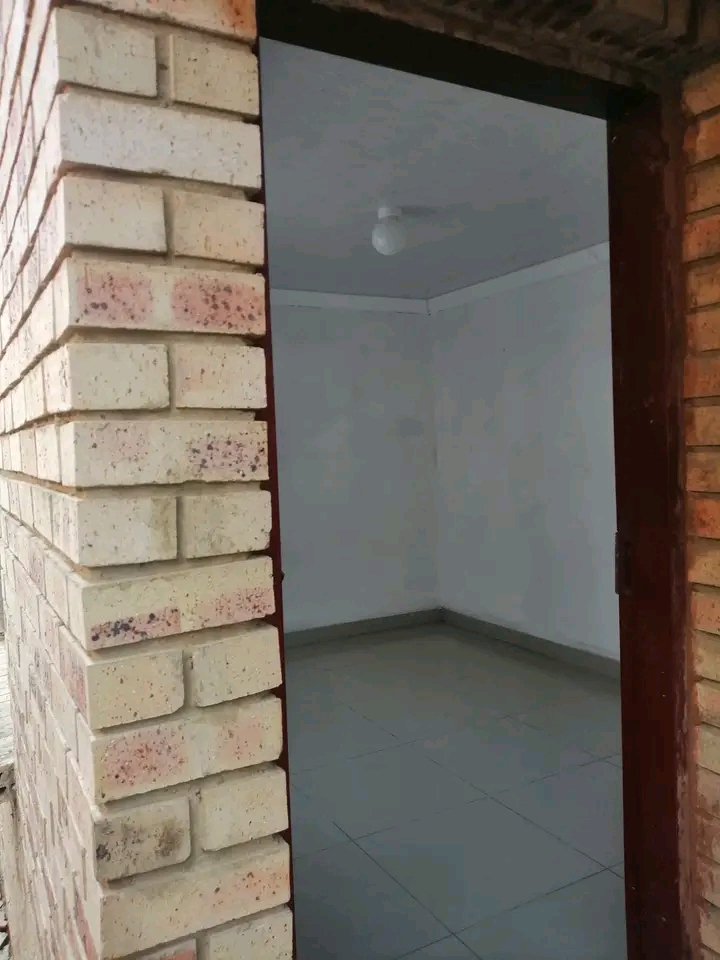 Room to rent ext 13 
r1300
electricity prep  in Protea Glen